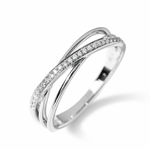 Un anello color argento su fondo bianco, visto di tre quarti, con una fascia di pietre e una curva in metallo lucido.