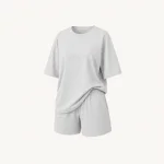 Camiseta oversize gris claro y shorts a juego de corte holgado