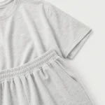 Primer plano de camiseta gris claro y shorts con escote, manga y cintura fruncida