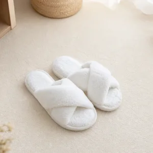 Pantoufles Peluche a Brides Croisees: Taille, Fit et Usage Maison