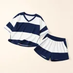 Composizione obliqua di un top a righe blu navy e bianche a maniche corte e shorts coordinati