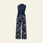 Top blu navy semplice e senza maniche mostrato con pantaloni palazzo navy a stampa floreale bianca