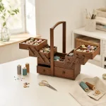 Erweiterbare Nähbox aus Holz mit Griff