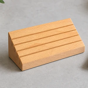 Soporte de madera para naipes: ranuras y uso en la mesa