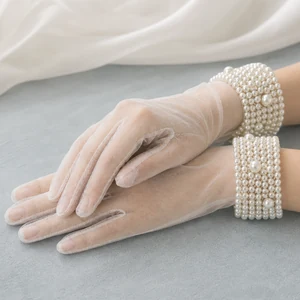 Guantes de novia hasta la muñeca: guía de mangas y anillos