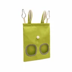 Sac à foin vert suspendu avec deux ouvertures avant bordées, des languettes en forme d'oreille et deux crochets métalliques