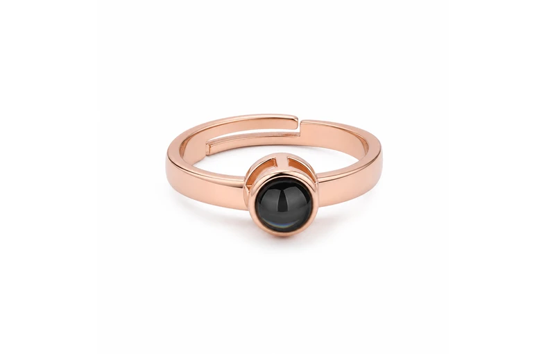 Anillo abierto de color oro rosa con lente redonda oscura para foto
