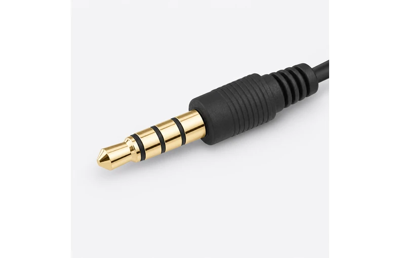 Detalhe de um plugue TRRS de 3,5 mm com quatro contatos e três faixas isolantes pretas