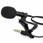 Detalle oblicuo de la pinza abierta bajo el micrófono, con conector y cable delante