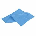 Pano azul de limpeza em dobras soltas, mostrando a textura do tecido e as bordas costuradas
