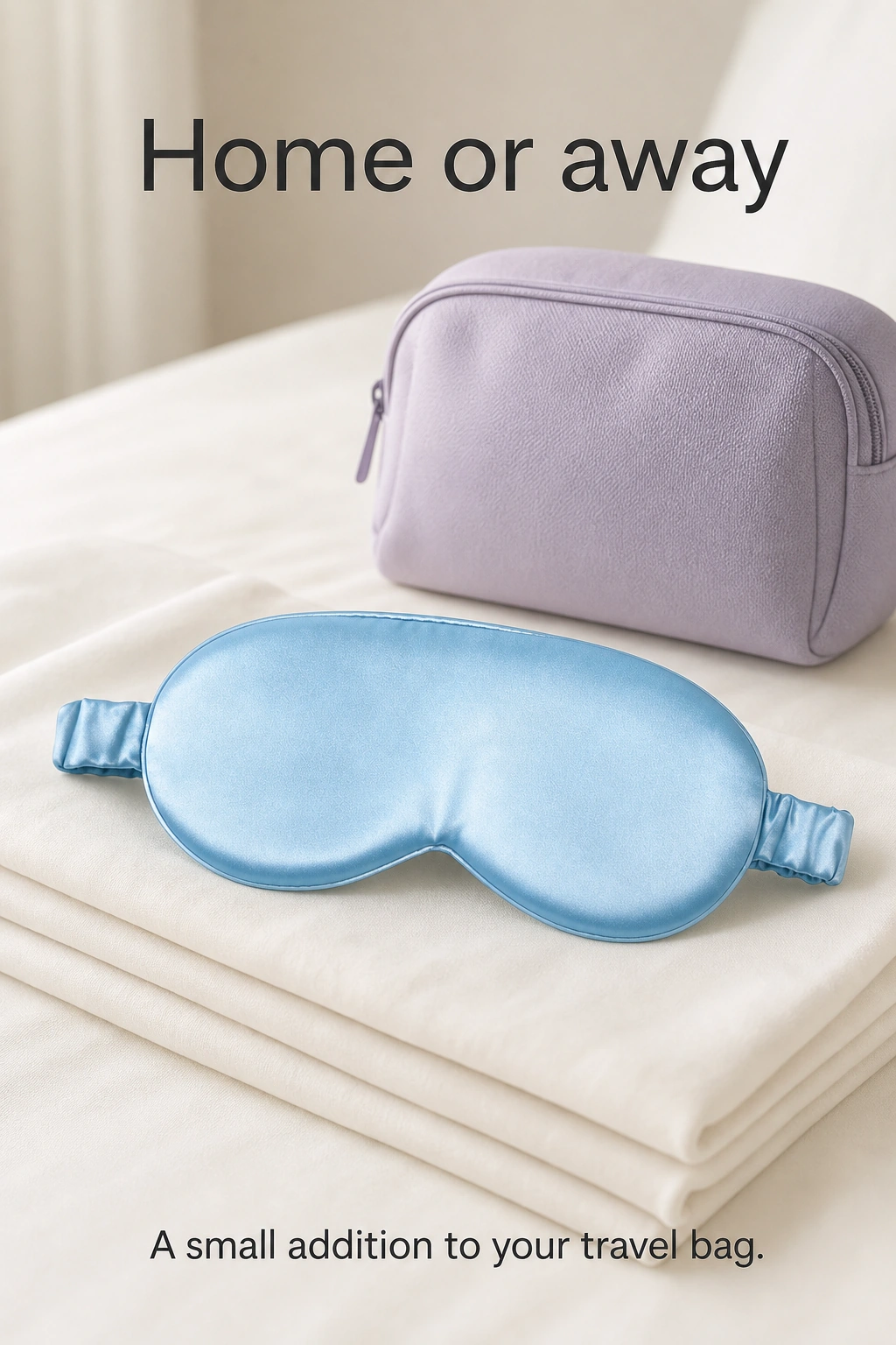 Masque en soie bleu ciel près d’accessoires de voyage sur du linge clair