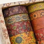 Detalle de motivos burdeos, amarillos y verde azulado en los rollos
