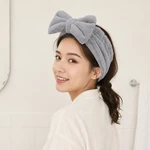 Persona con diadema gris en el baño, vista de tres cuartos