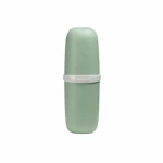 Un estuche dental de viaje verde cerrado sobre fondo blanco