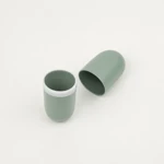 Estuche verde abierto en dos mitades con forma de vaso