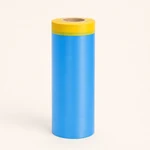 Un solo rollo vertical de film protector de PE azul con borde de cinta amarilla sobre un fondo claro.