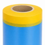 Detalle de la parte superior de un rollo de film protector de PE azul, con el borde de cinta amarilla y el núcleo de cartón visibles.
