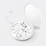 Organizador blanco abierto que muestra el cable y tres adaptadores