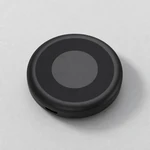 Estuche circular negro cerrado sobre fondo blanco
