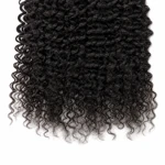 Nahaufnahme schwarzer Kinky-curl-Fasern im unteren Packungsbereich