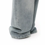 Nahaufnahme der weiten hellblauen Jeanssäume mit aufliegenden Falten, geschwungener Teilungsnaht und parallelen Saumnähten.