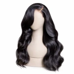 Schwarze Body-Wave-Perücke auf einem Präsentationskopf vor Weiß