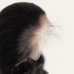 Nahaufnahme von transparenter Lace und schwarzen Haarwurzeln