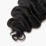 Makroaufnahme der Locken an den schwarzen Haarspitzen